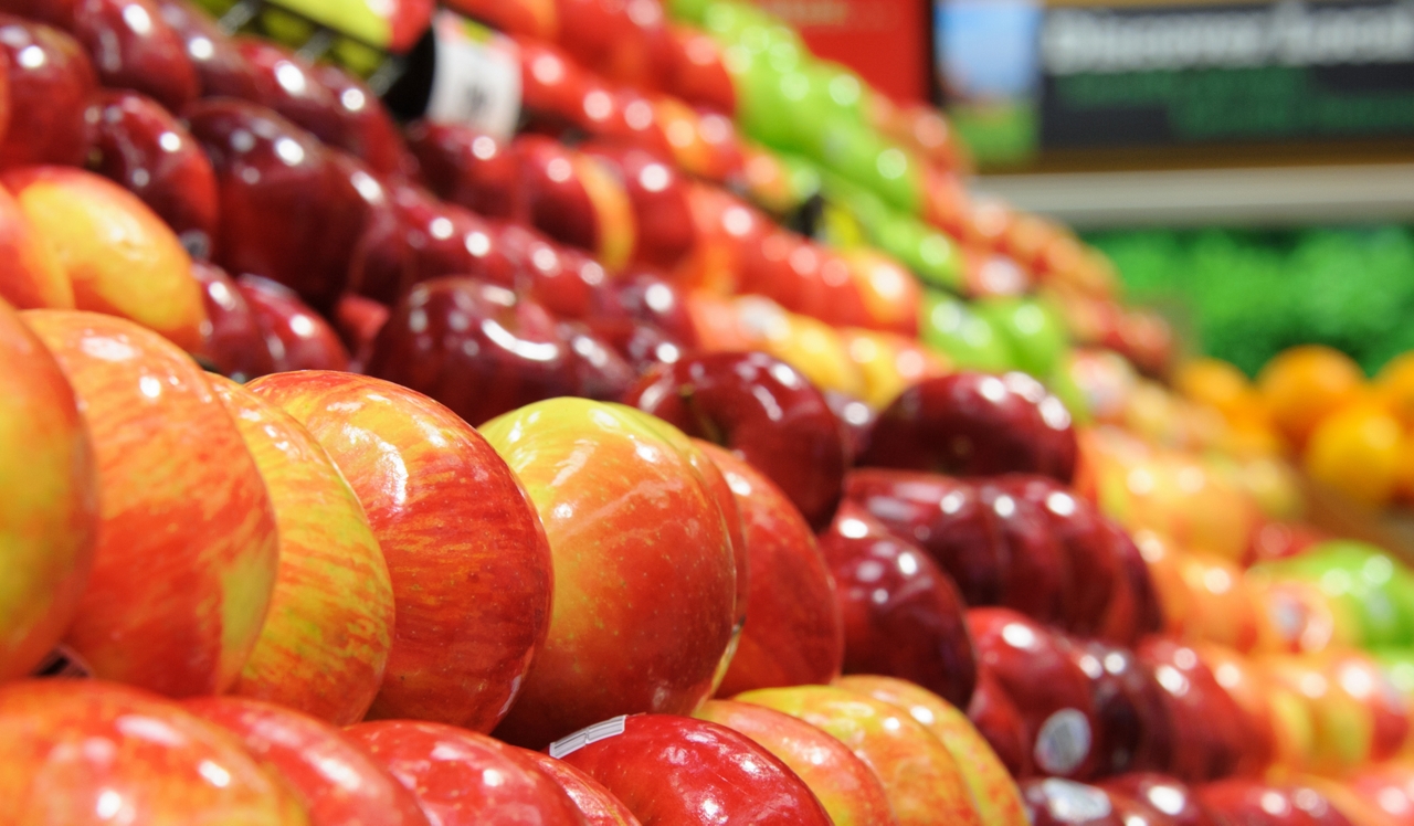 Royal Crest Estates | North Andover, MA | Closeup of apples.<p>&nbsp;</p>
<p style="text-align: center;">Stop &amp; Shop is only 4 minutes away by car. Market Basket is just 5 minutes away.</p>
