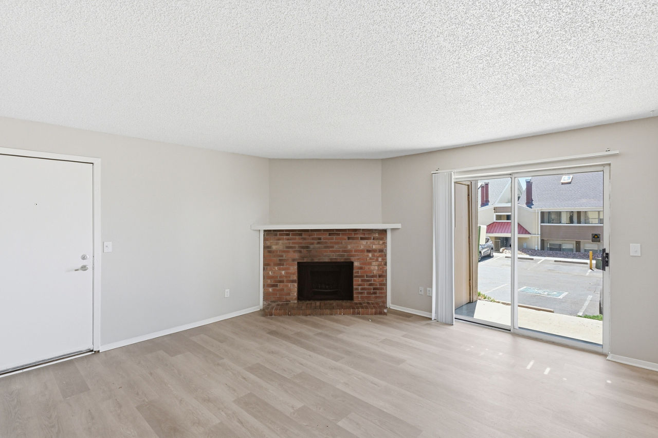 Avens Point - Thornton, CO - living room