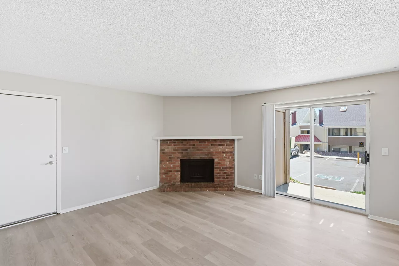 Avens Point - Thornton, CO - living room