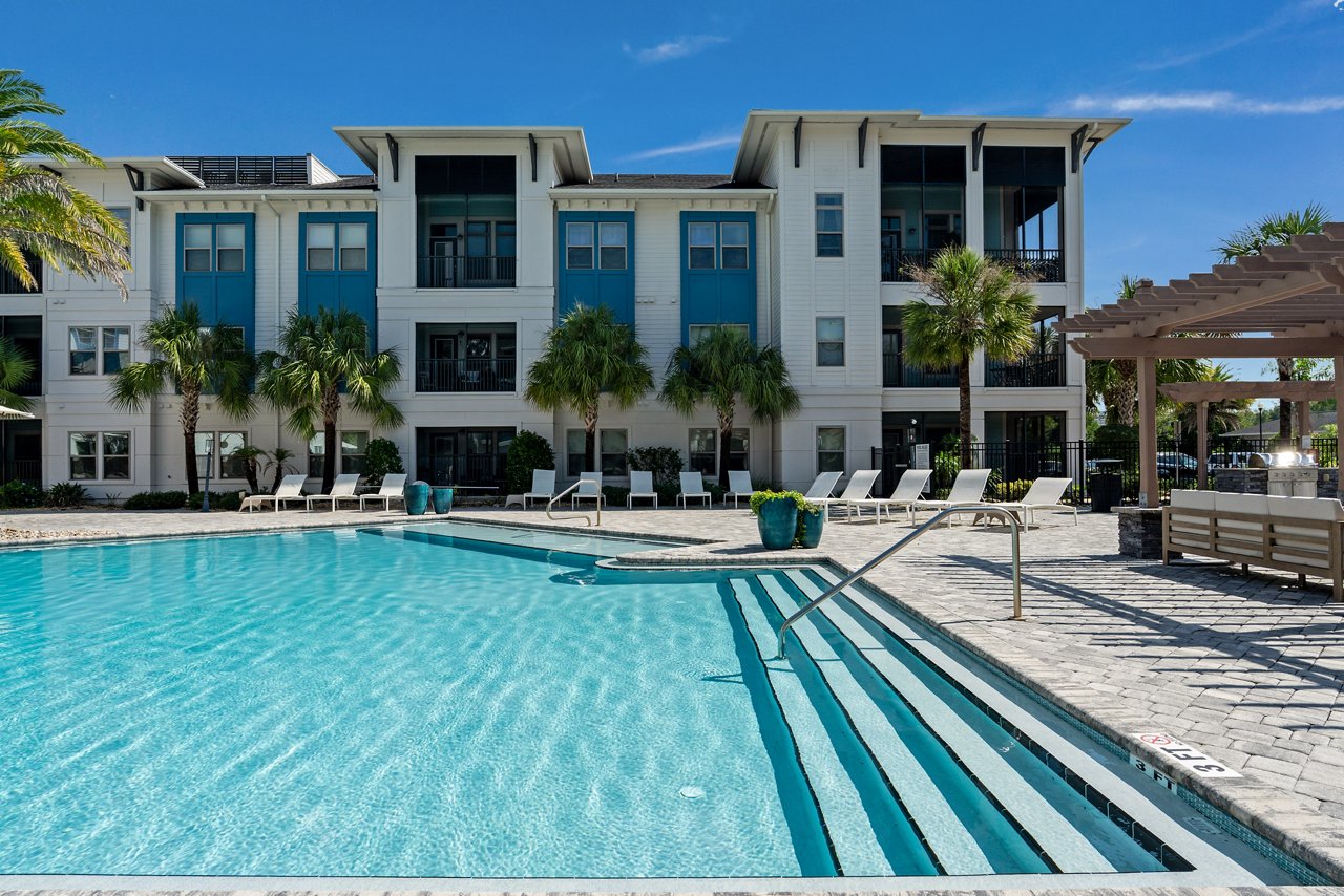 Cue Luxury Apartments - Swimming Pool - Jacksonville, FL