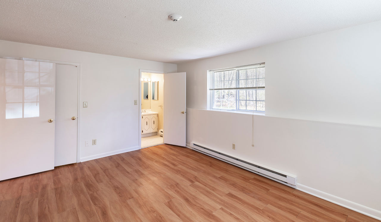 Royal Crest - North Andover, MA - Bedroom