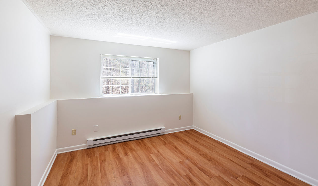 Royal Crest - North Andover, MA - Bedroom