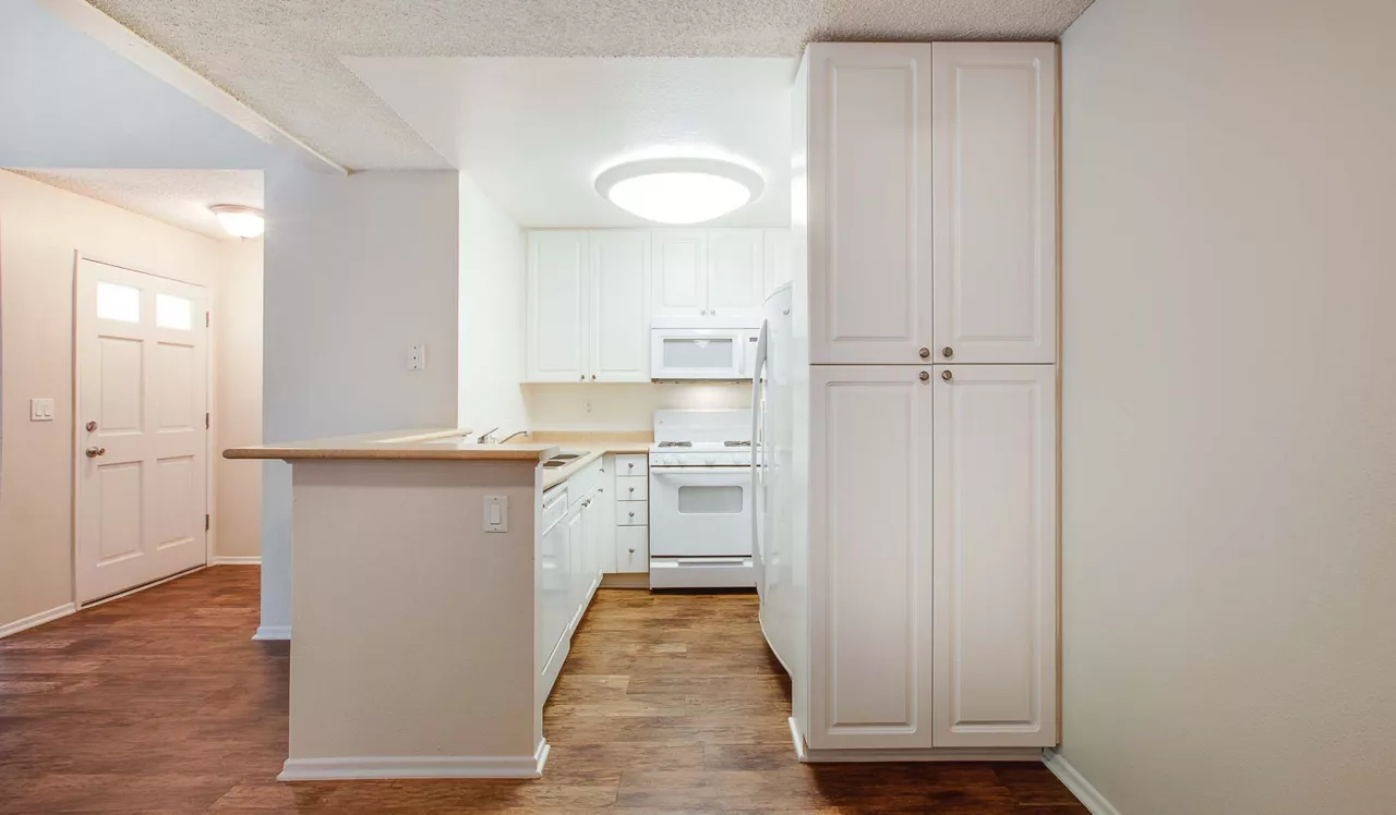 Malibu Canyon Apartments - Calabasas, CA - Kitchen