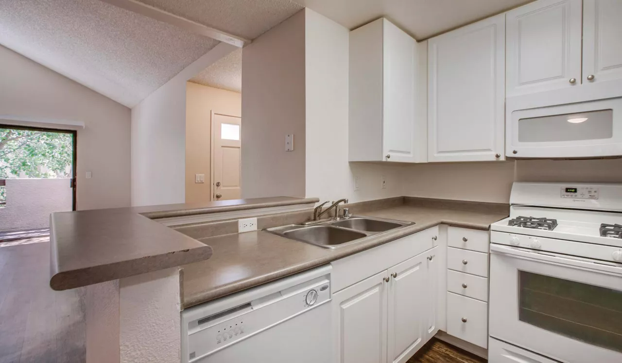 Malibu Canyon Apartments - Calabasas, CA - Kitchen