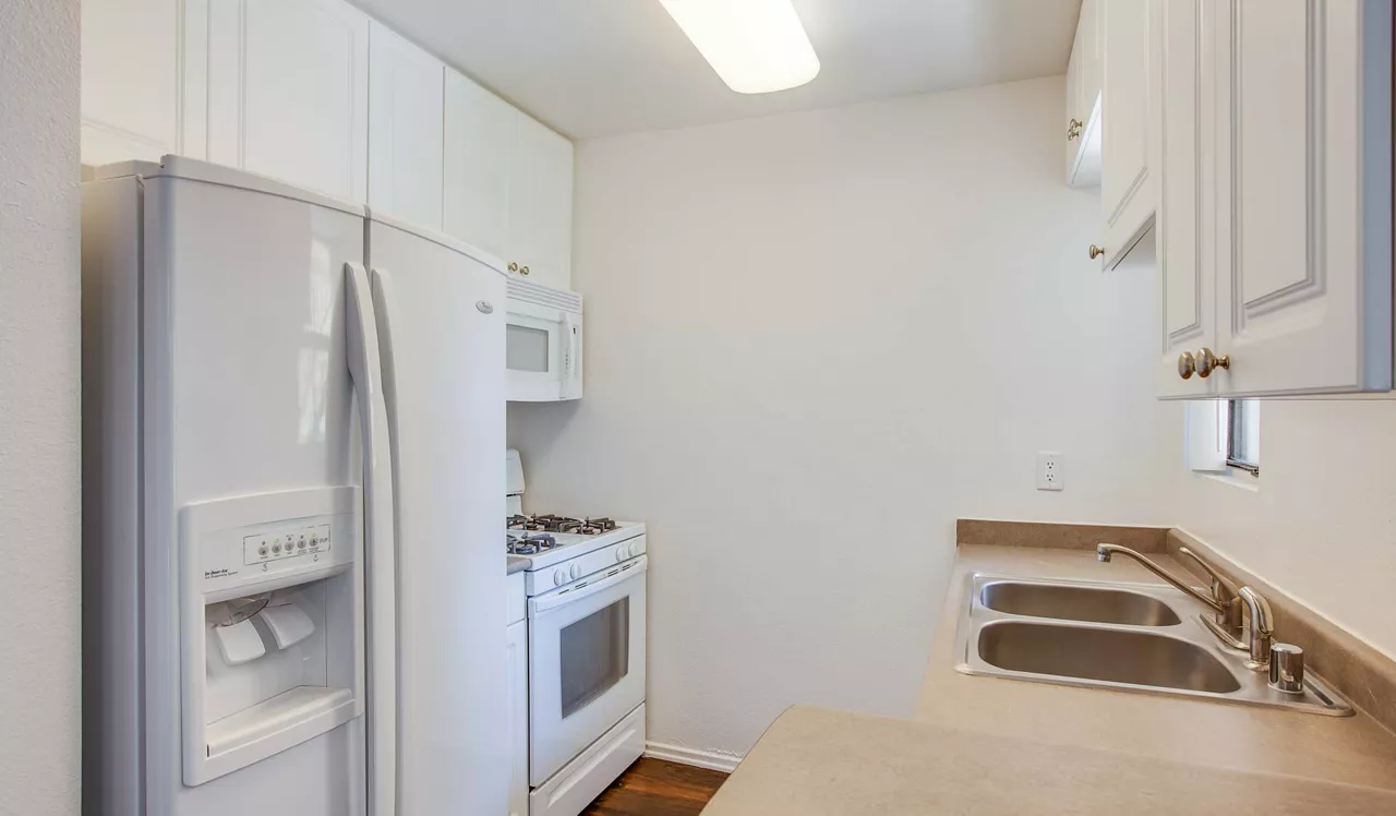 Malibu Canyon Apartments - Calabasas, CA - Kitchen