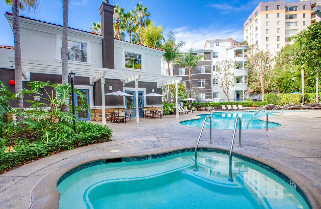 Villas at Park La Brea - Los Angeles, CA - Pool