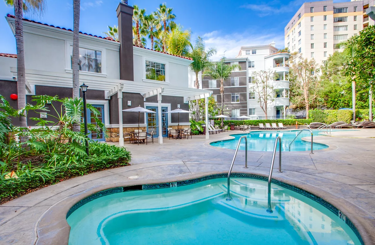 Villas at Park La Brea - Los Angeles, CA - Pool