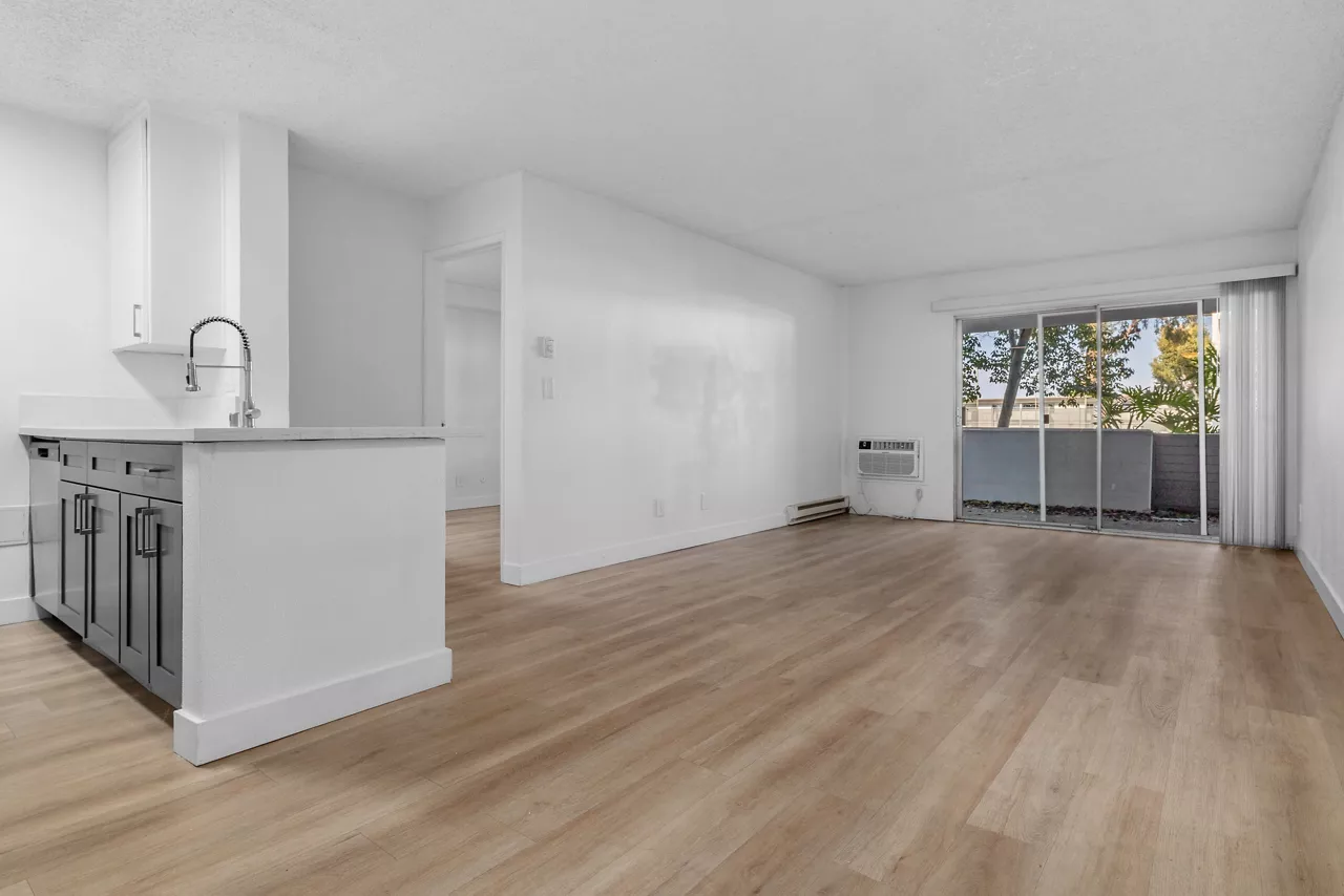 Bay Apartments in San Diego, CA - Living Room