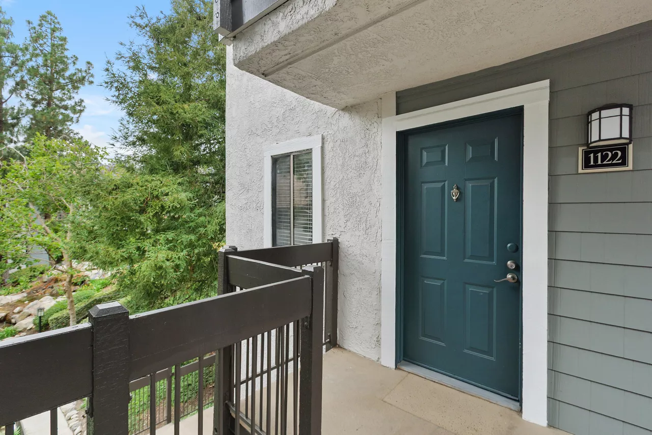 Creekside Alta Loma in Rancho Cucamonga, CA - Entry