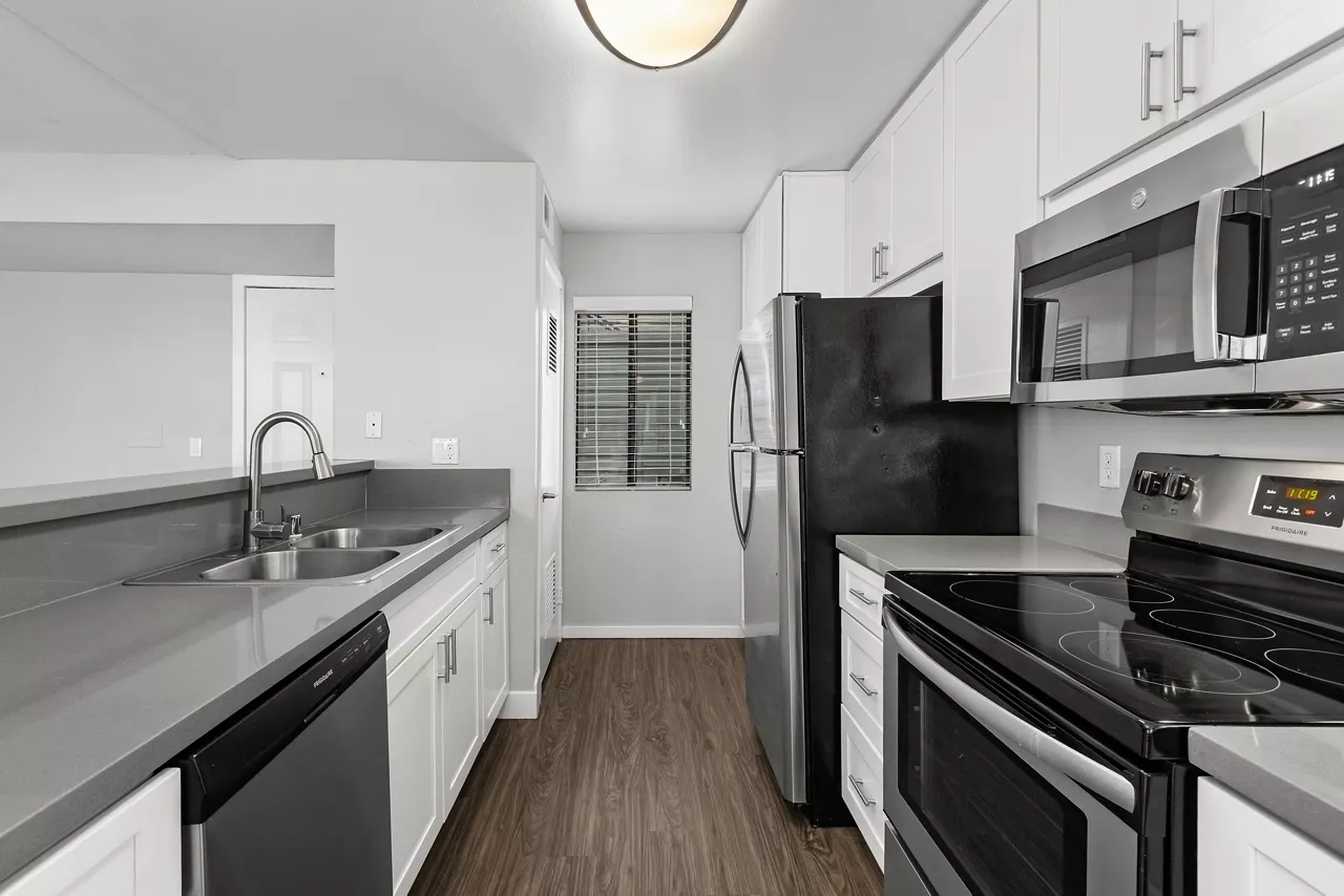 Creekside Alta Loma in Rancho Cucamonga, CA - Kitchen