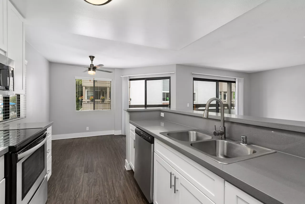 Creekside Alta Loma in Rancho Cucamonga, CA - Kitchen