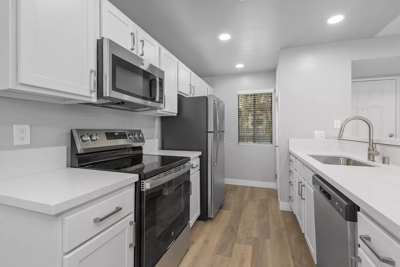 Creekside Alta Loma - Rancho Cucamonga, CA - Kitchen