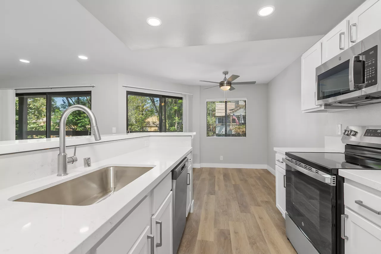 Creekside Alta Loma - Rancho Cucamonga, CA - Kitchen