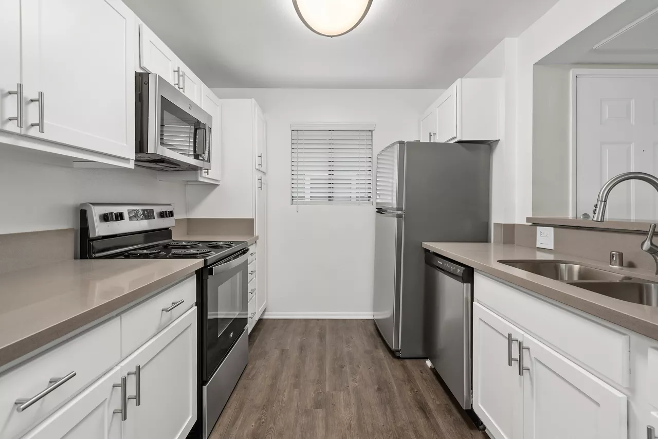 Creekside Alta Loma in Rancho Cucamonga, CA - Kitchen