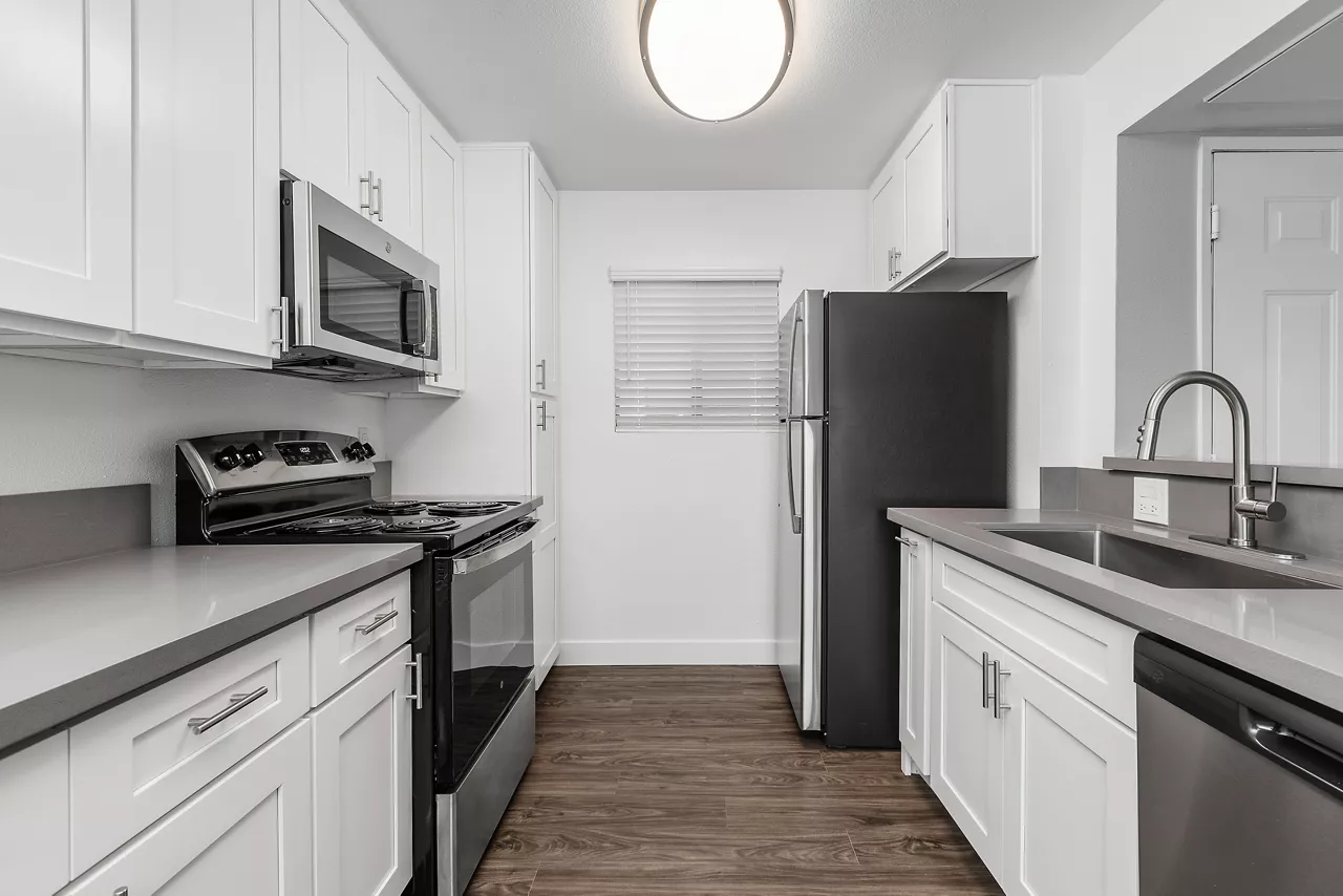 Creekside Alta Loma in Rancho Cucamonga, CA - Kitchen