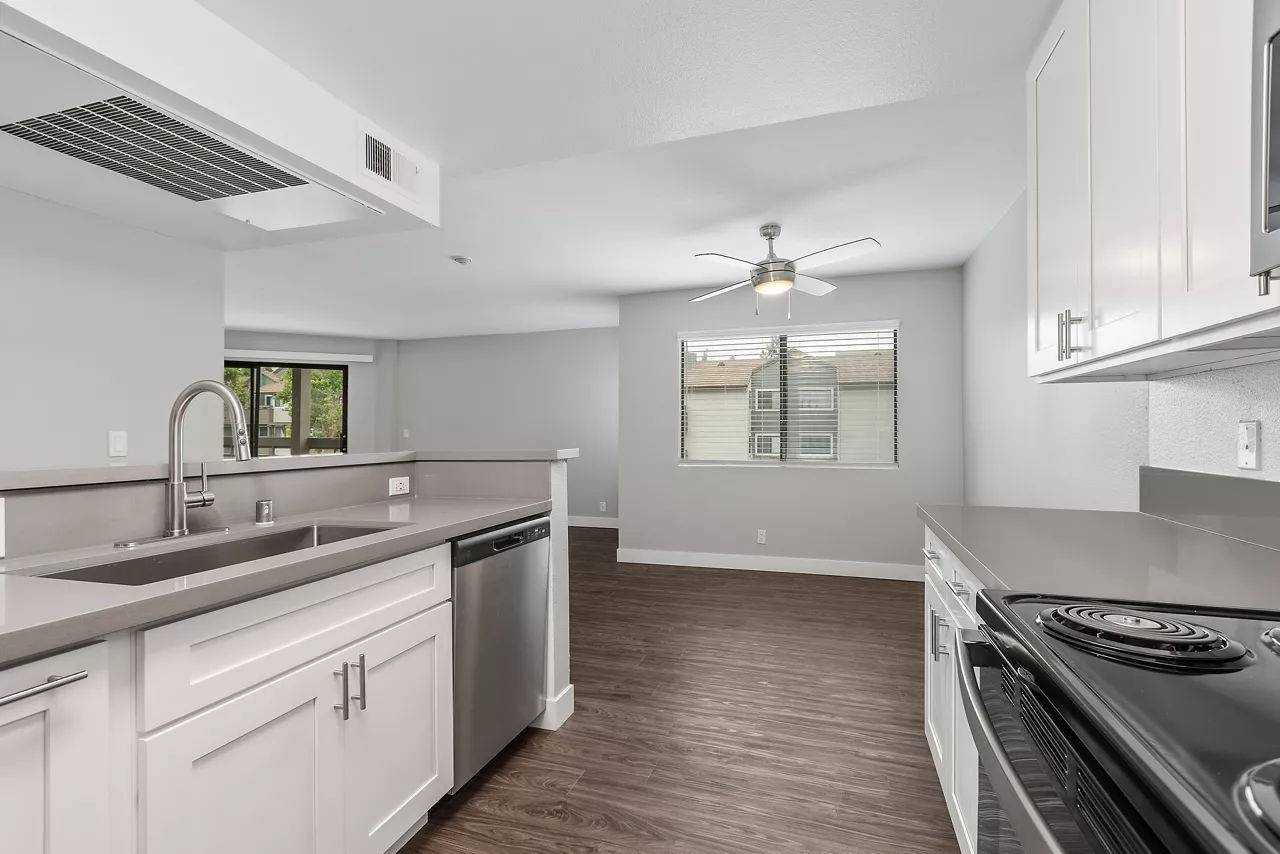 Creekside Alta Loma in Rancho Cucamonga, CA - Kitchen