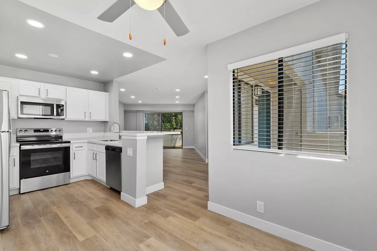 Creekside Alta Loma - Rancho Cucamonga, CA - Kitchen