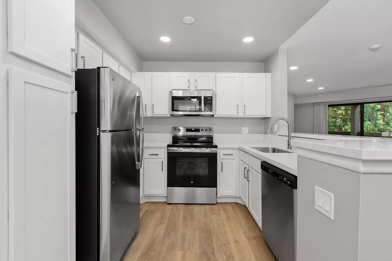 Creekside Alta Loma - Rancho Cucamonga, CA - Kitchen