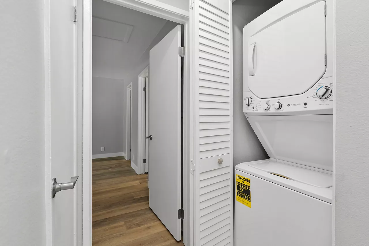 Creekside Alta Loma - Rancho Cucamonga, CA - Laundry