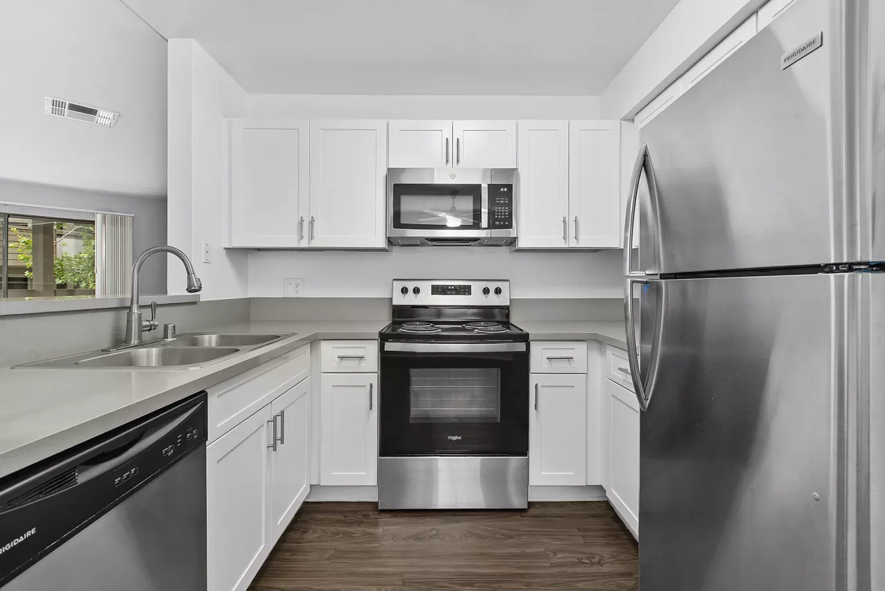 Creekside Alta Loma in Rancho Cucamonga, CA - Kitchen