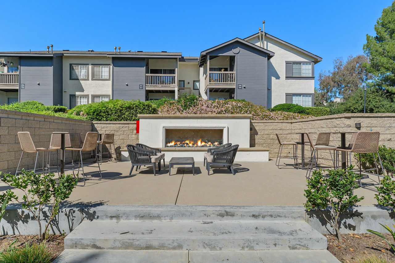 Promenade Terrace - Corona, CA - Outdoor Seating