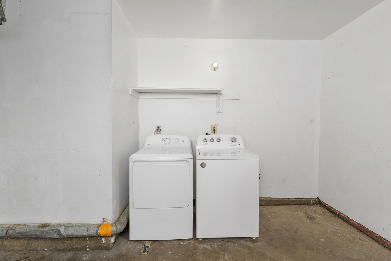 Promenade Terrace - Corona, CA - laundry