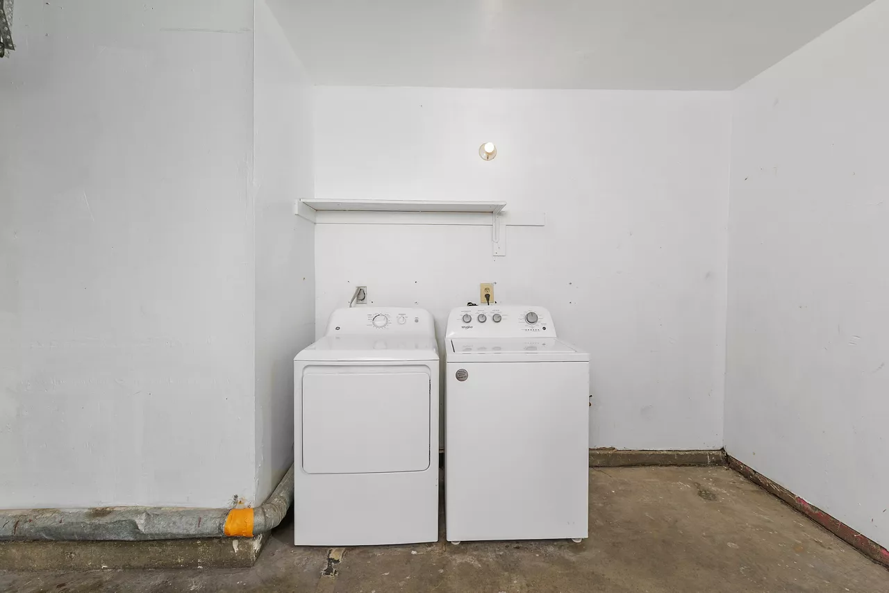 Promenade Terrace - Corona, CA - laundry