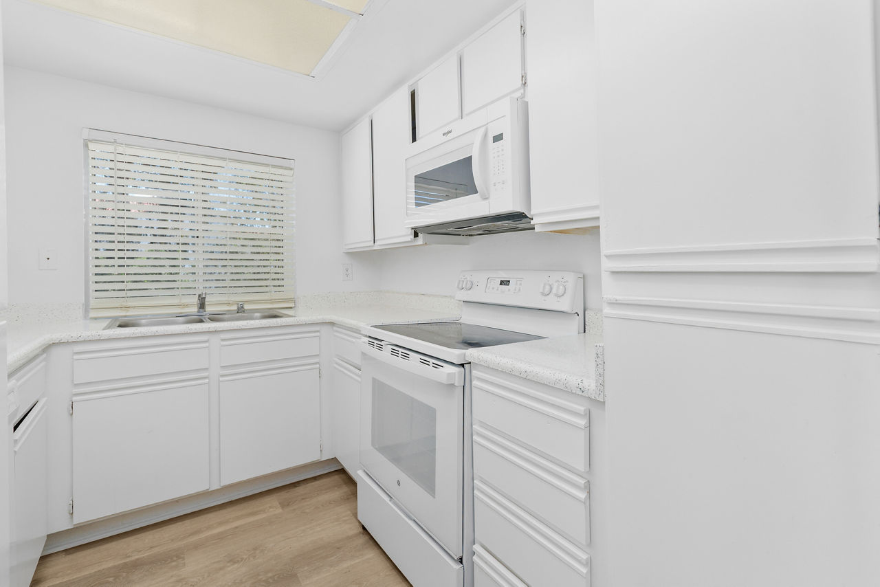 Promenade Terrace - Corona, CA - kitchen