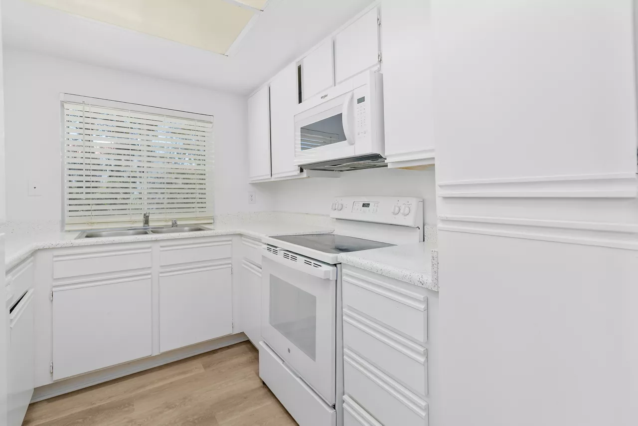 Promenade Terrace - Corona, CA - kitchen