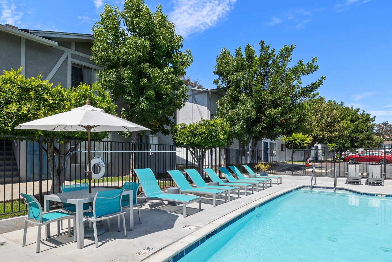 View Apartments - San Diego, CA - Pool