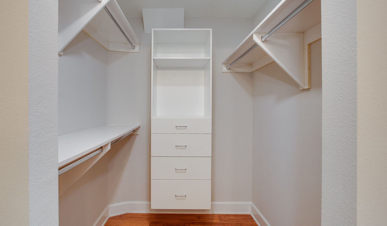 Hillcreste - Los Angeles, CA - Walk in closet