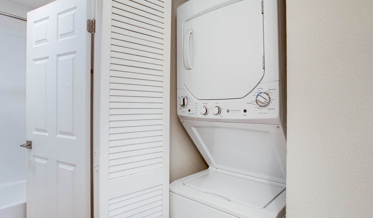 HillCreste (CA) Apartments in Los Angeles -  Laundry