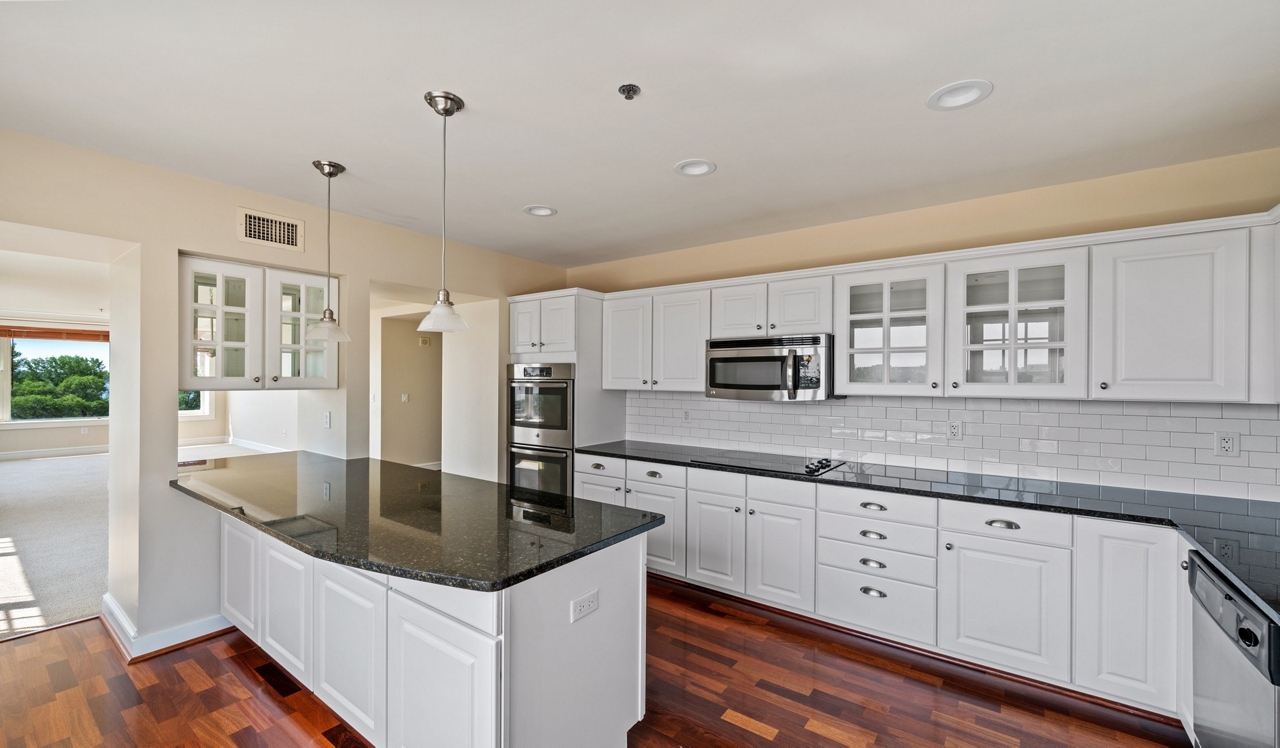 The Beach Club Residences - Minneapolis, MN - Vintage Building Kitchen