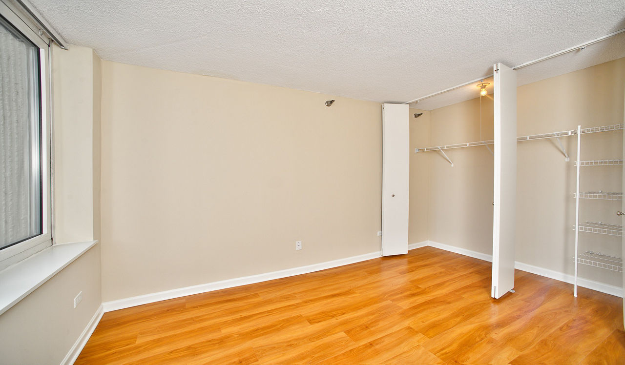 Hyde Park Tower Apartments - Chicago, IL - Bedroom