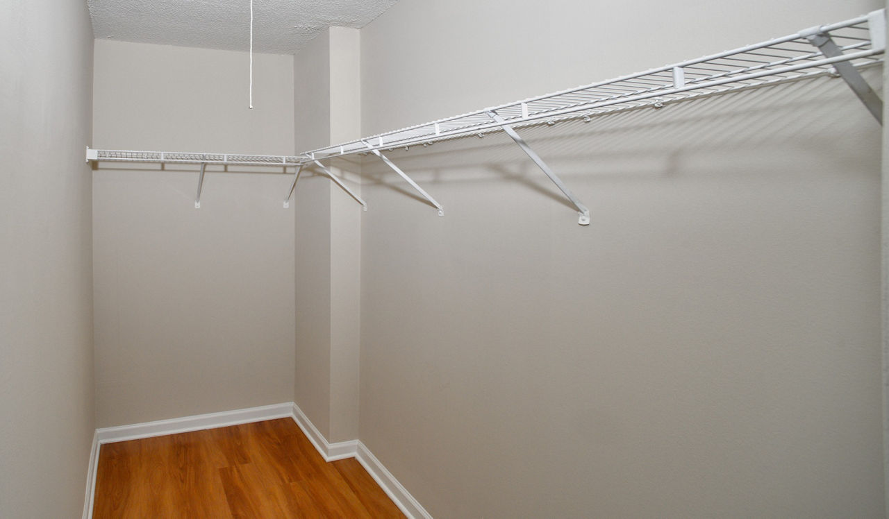 Hyde Park Tower Apartments - Chicago, IL - Closet