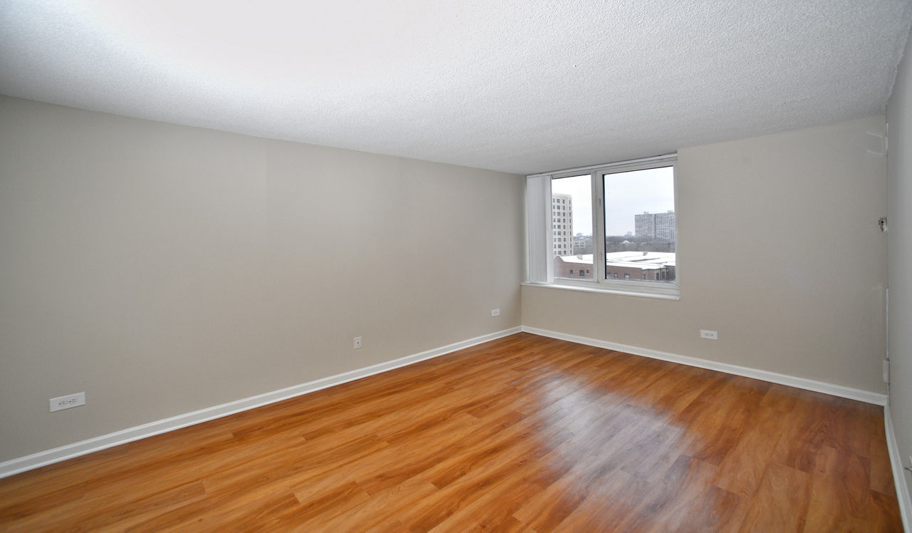 Hyde Park Tower Apartments - Chicago, IL - Bedroom