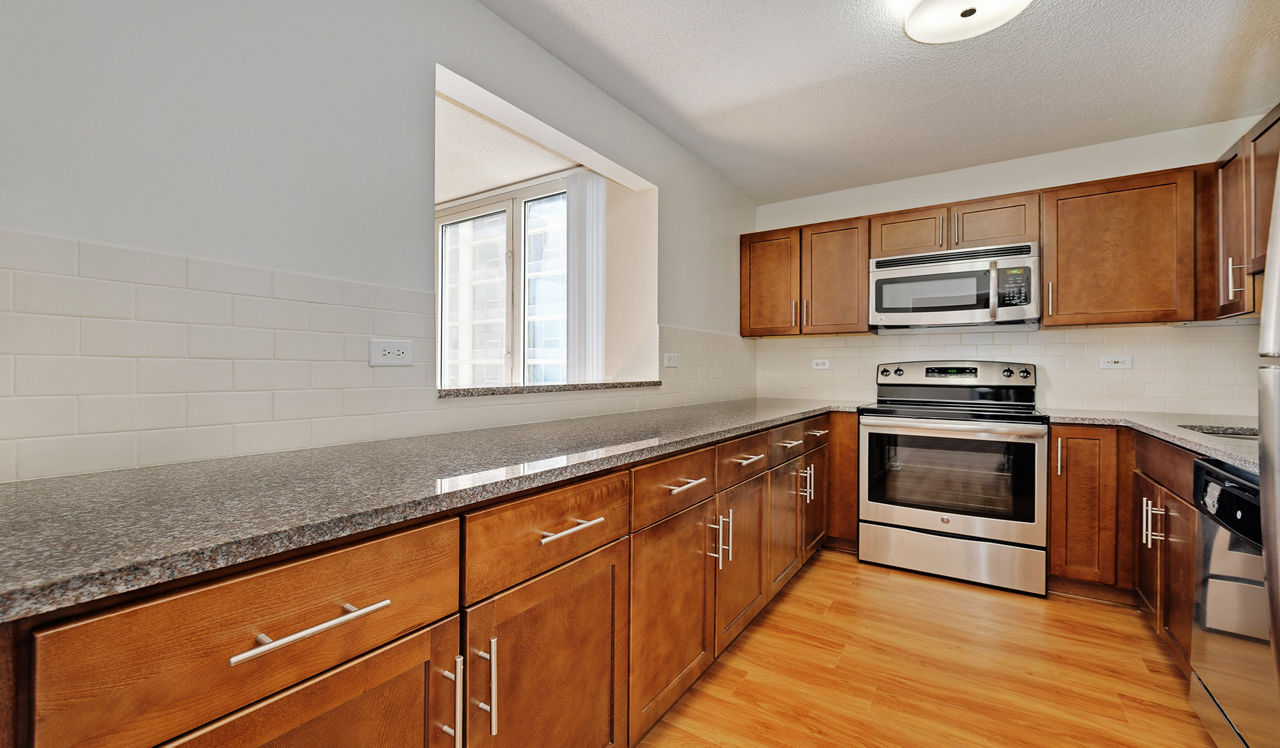 Hyde Park Tower Apartments - Chicago, IL - Kitchen