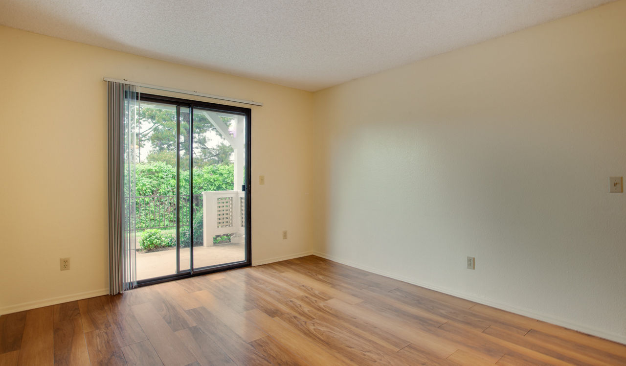 Island Club - Oceanside, CA - living