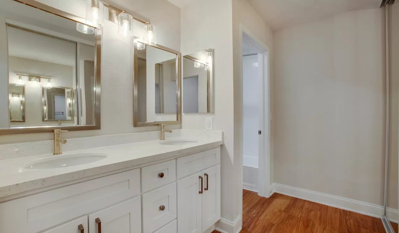 HillCreste - Los Angeles, CA - Bathroom