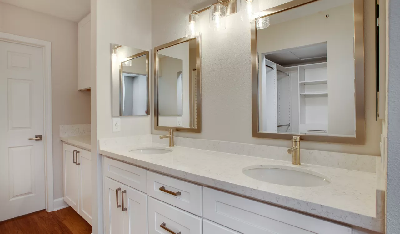 HillCreste - Los Angeles, CA - Bathroom