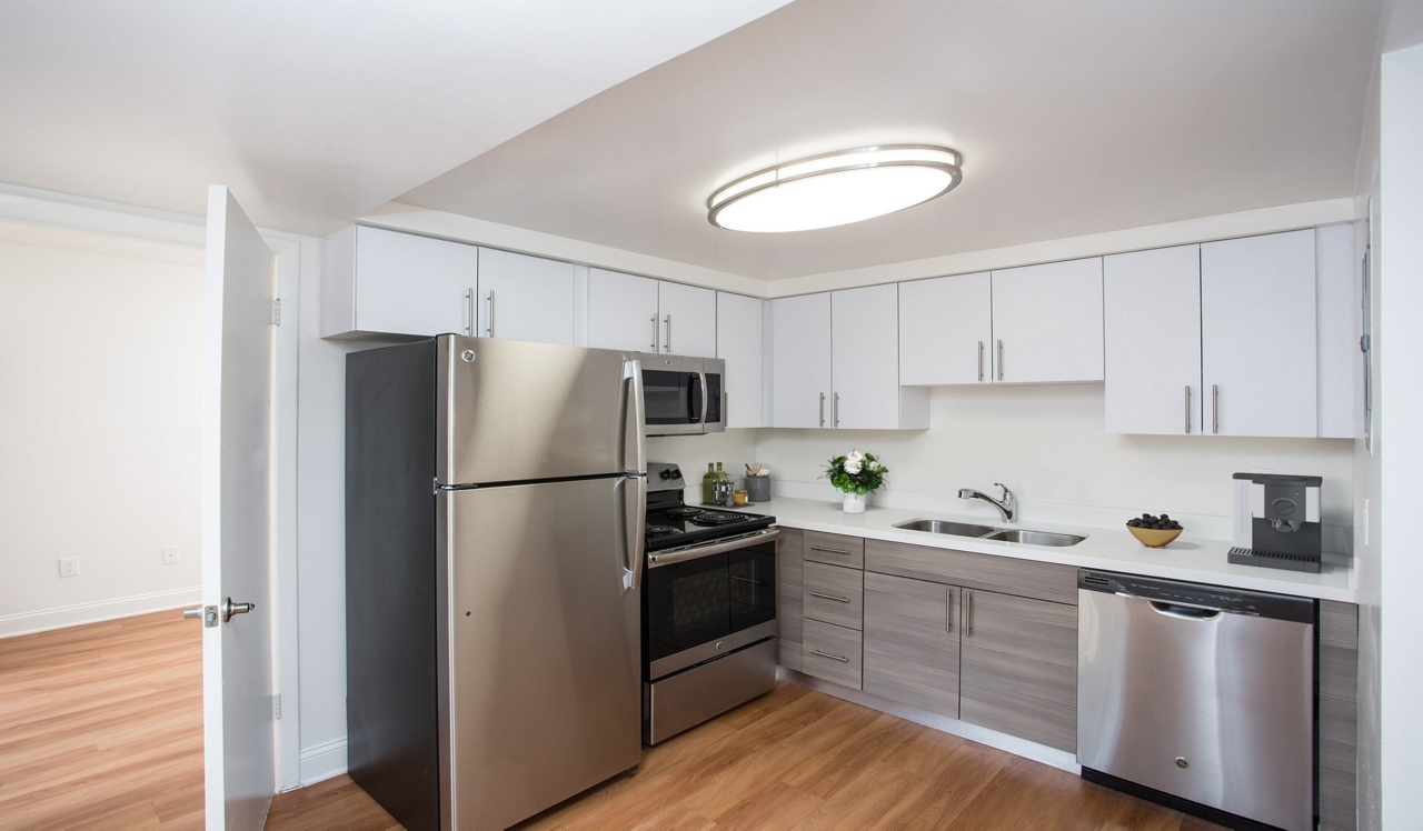 Four Quarters Apartments - Miami, FL - Kitchen