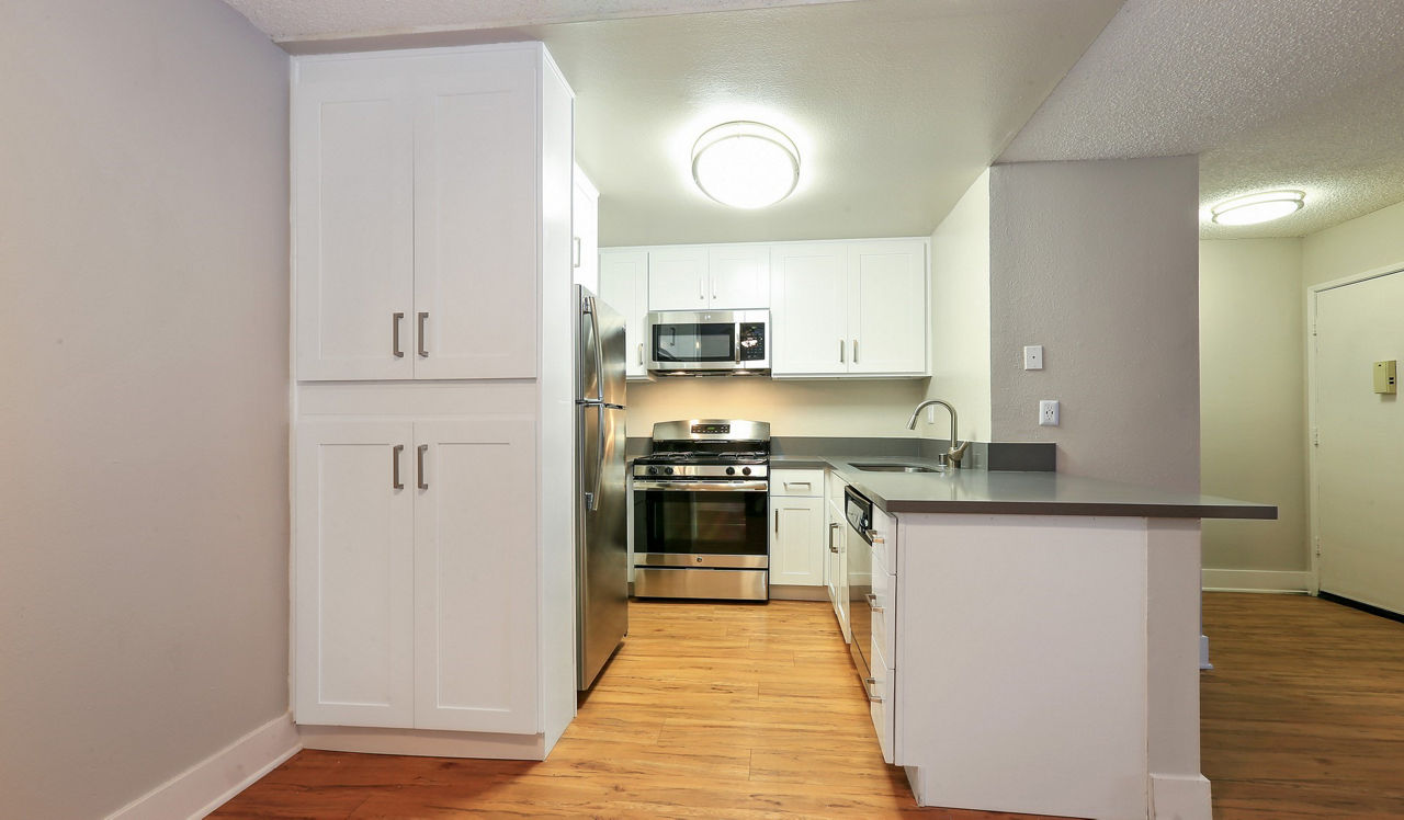 Indian Oaks Apartments - Simi Valley, CA - Kitchen