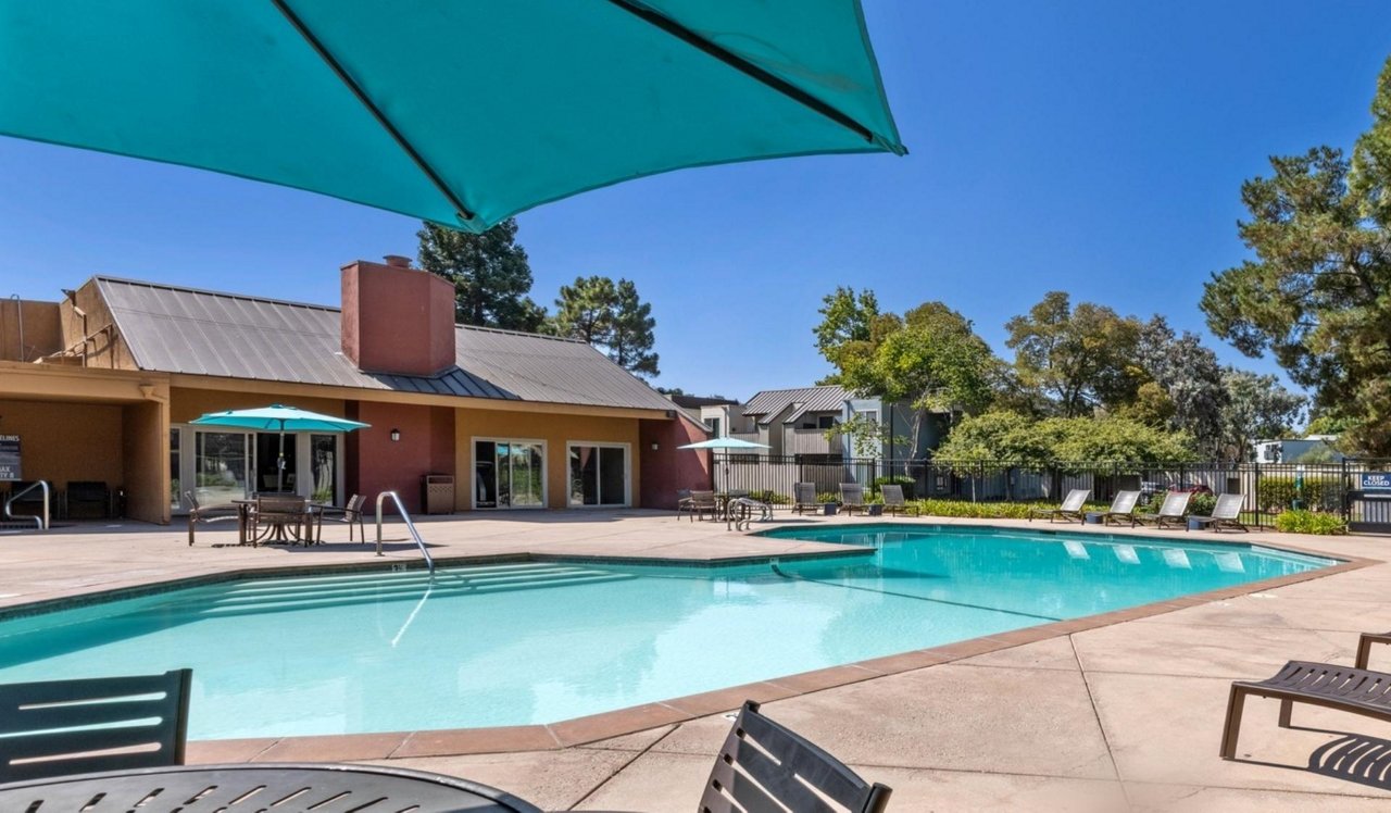 Laurel Crossing Apartment Homes in San Mateo, CA - Outdoor Swimming Pool