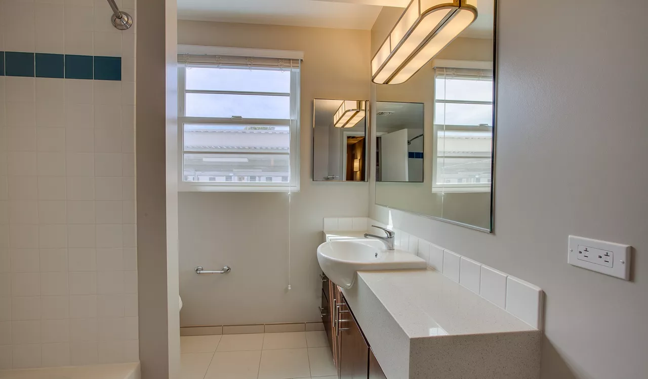 Lincoln Place - Venice, CA - bathroom
