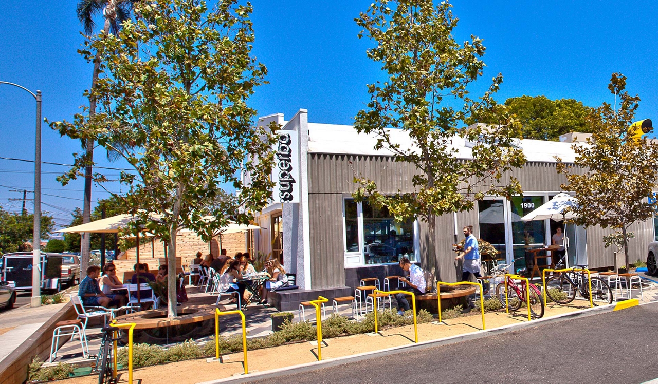 Lincoln Place - Venice, CA - Restaurants.<div style="text-align: center;">Some of the best restaurants around are minutes away. Grab breakfast at Superba, drinks at The Tasting Kitchen, sausage &amp; beer at Wurstküche, or antipasti at C&amp;O.</div>
