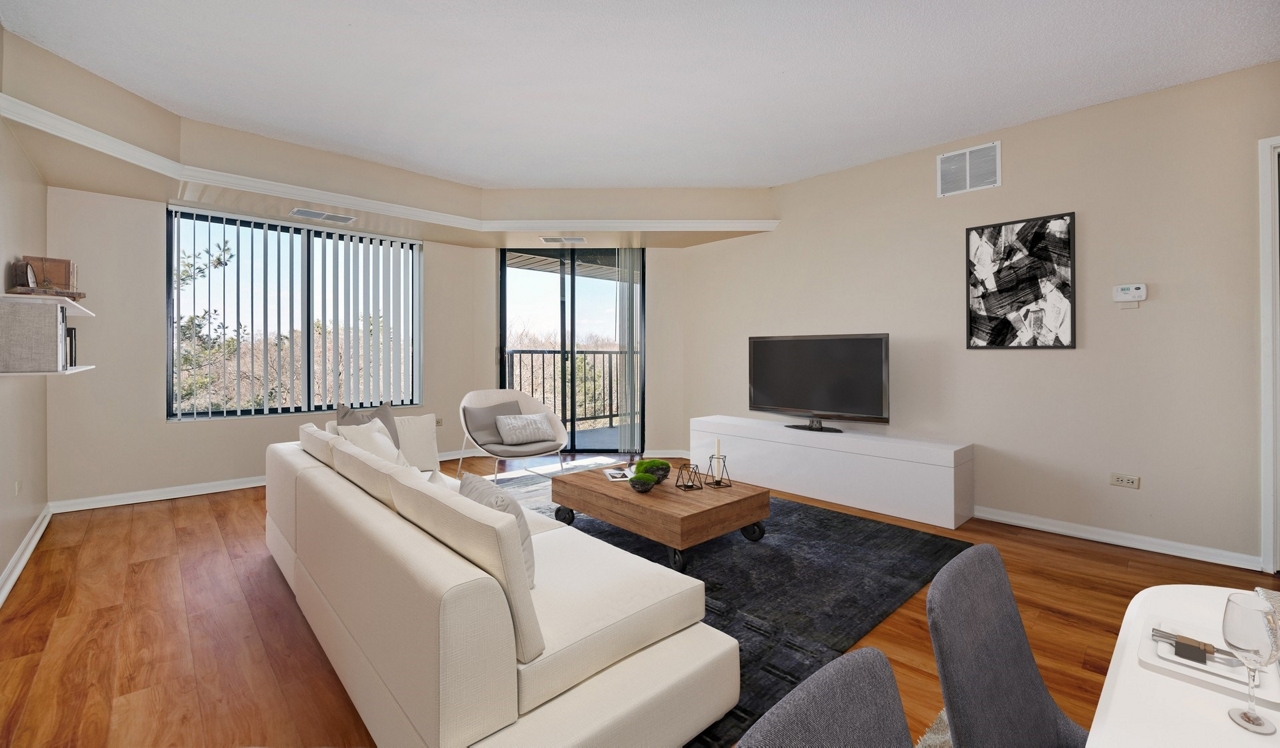 Elm Creek - Elmhurst Apartments - Living Room