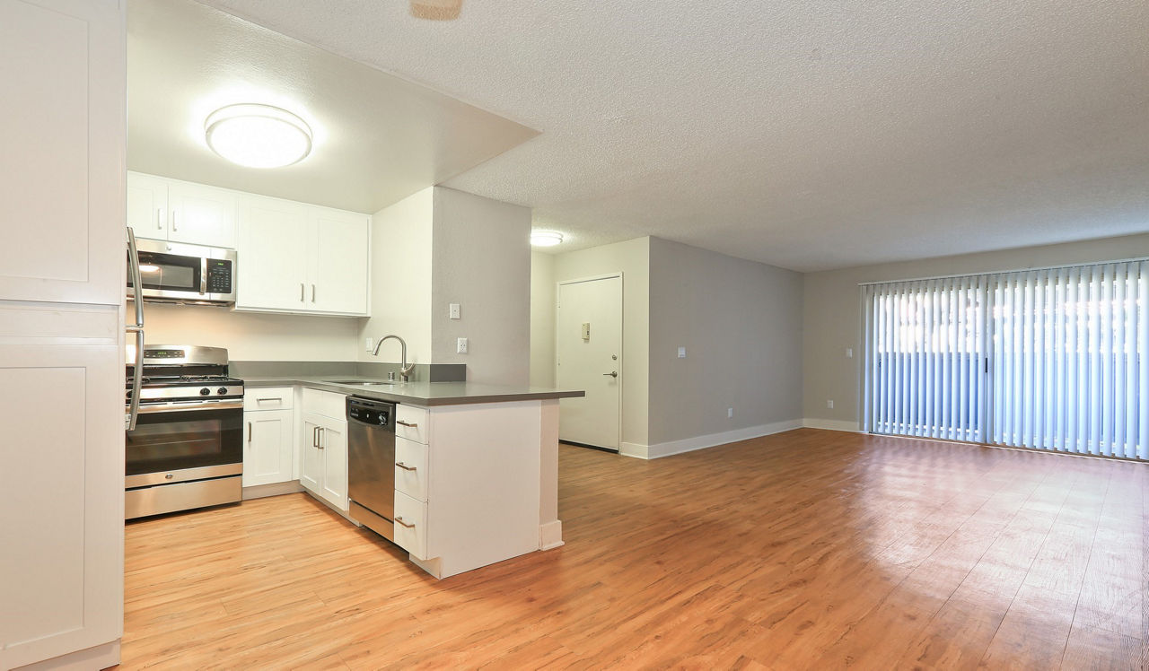 Indian Oaks Apartments - Simi Valley, CA - Living