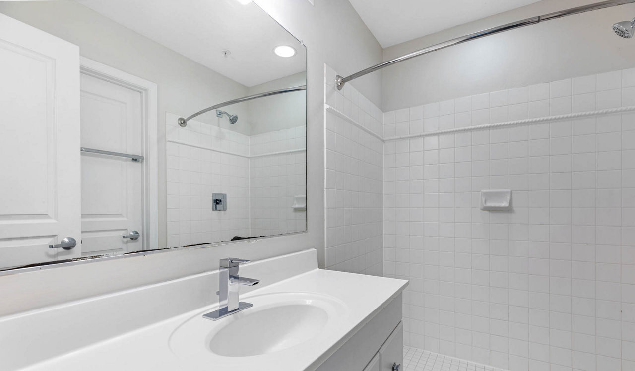 Capital Crescent Trail Residences - Bethesda, MD - Bathroom