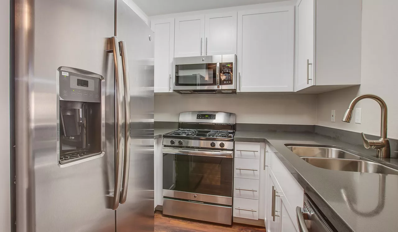 Malibu Canyon Apartments - Calabasas, CA - Kitchen