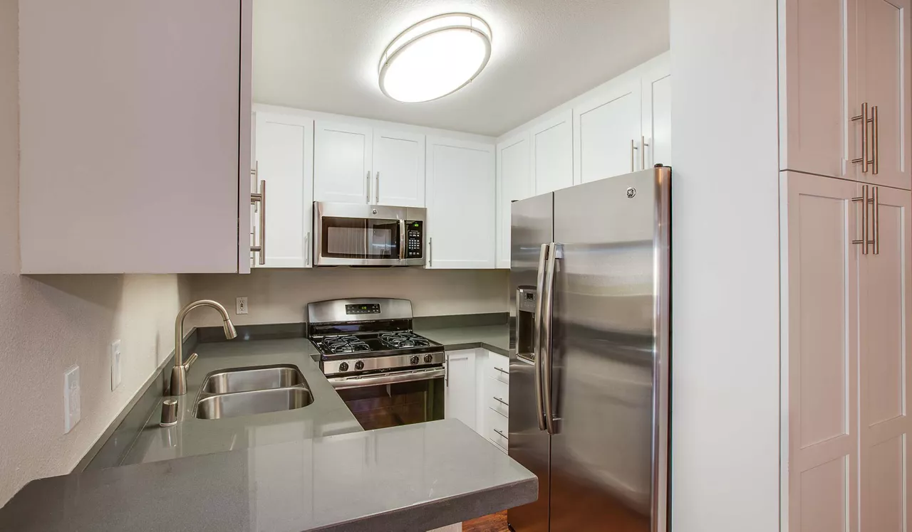 Malibu Canyon Apartments - Calabasas, CA - Kitchen